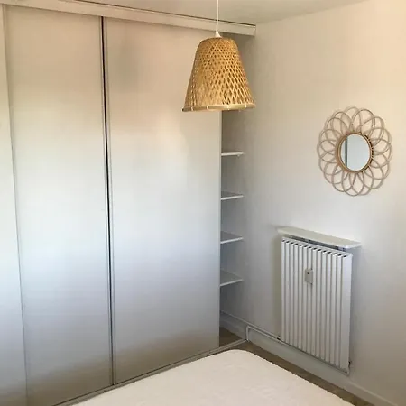 Apartman Nice Apt With Balcony Close To The Beach Six-Fours-les-Plages