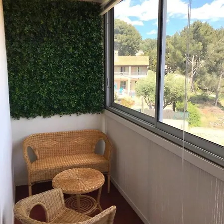 Apartman Nice Apt With Balcony Close To The Beach