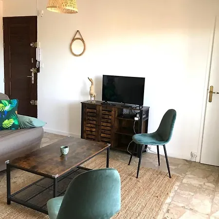 Apartman Nice Apt With Balcony Close To The Beach Six-Fours-les-Plages